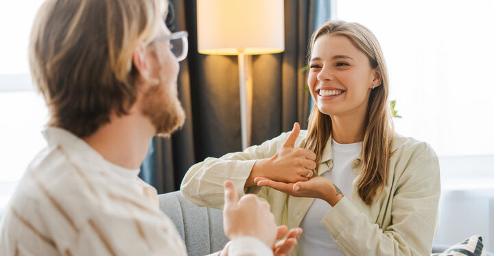 Junge Frau kommuniziert in Gebärdensprache