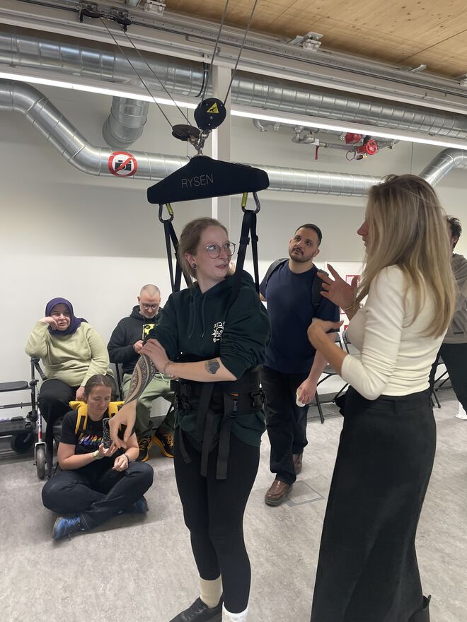 Schülerin testet Robotik